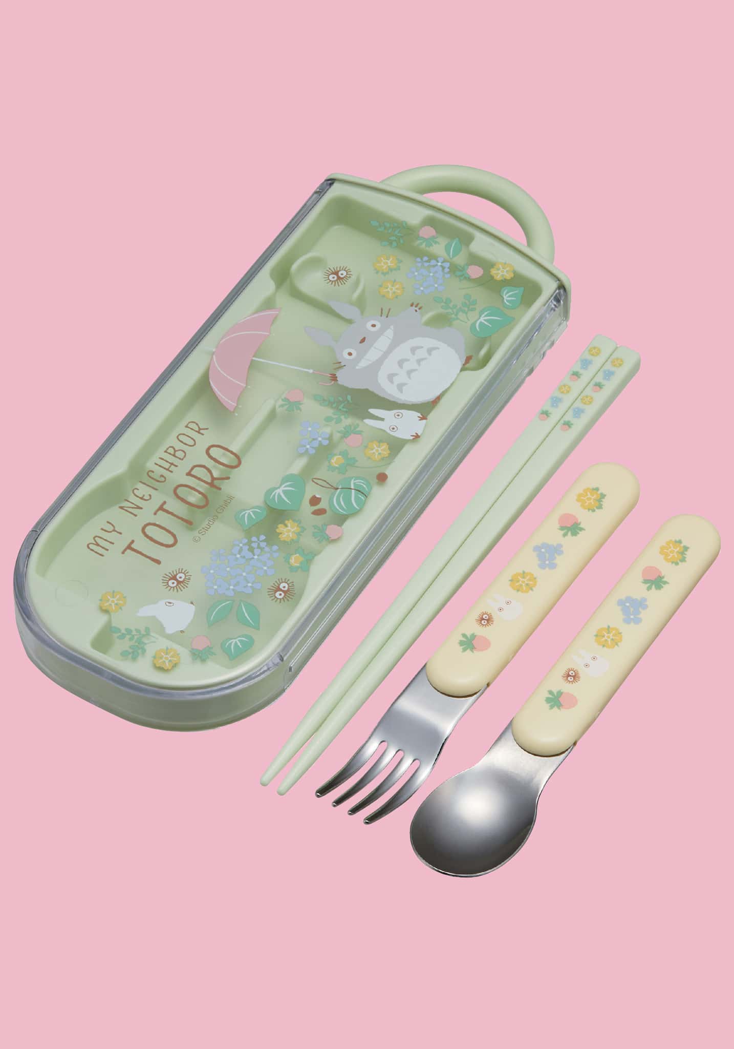 Children's cutlery set with Totoro design on a pink background. Discover the My Neighbor Totoro Utensil Set (Flower Field) – a charming, officially licensed collection featuring chopsticks, spoon, fork, and a durable case!