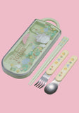 Children's cutlery set with Totoro design on a pink background. Discover the My Neighbor Totoro Utensil Set (Flower Field) – a charming, officially licensed collection featuring chopsticks, spoon, fork, and a durable case!