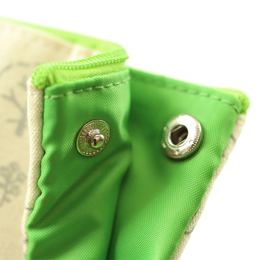 detail photo of the snap button closure